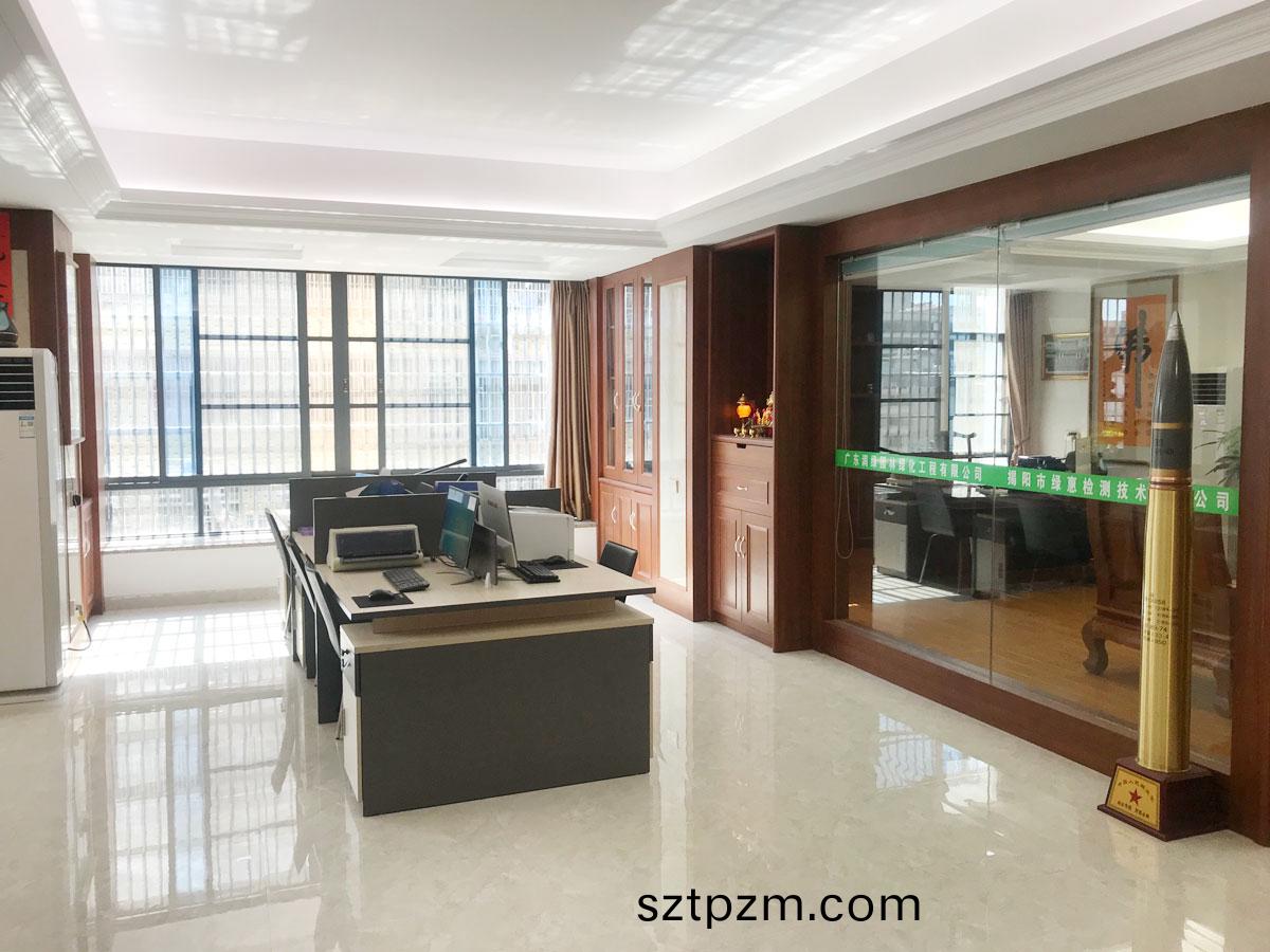 辦(ban)公室一(yi)角